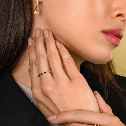 טבעת v פתוחה עם יהלום מרקיזה שחור