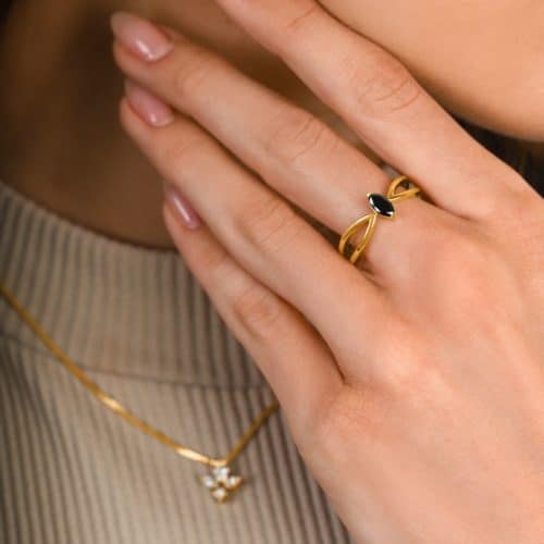 טבעת v פתוחה עם יהלום מרקיזה שחור