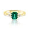 טבעת אמרלד צ׳טהאם בחיתוך אמרלד ויהלומים לבנים בצדדים