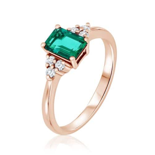 טבעת אמרלד צ׳טהאם בחיתוך אמרלד ויהלומים לבנים בצדדים