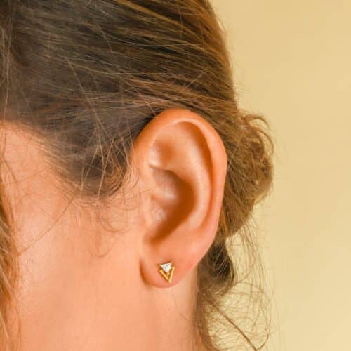 עגילי זהב צמודים משובצים יהלום משולש לבן