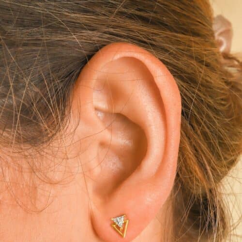 עגילי זהב צמודים משובצים יהלום משולש לבן