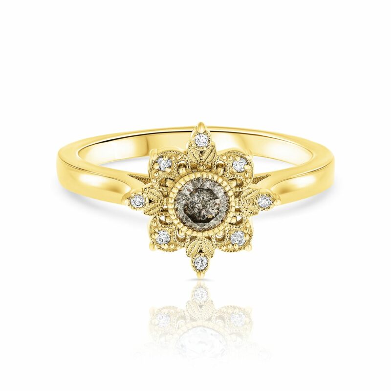 טבעת וינטאג׳ יהלום מרכזי אפור ויהלומים לבנים מסביב