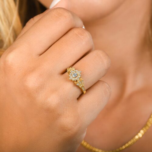 טבעת וינטאג׳ מטורפת עם יהלום אמרלד לבן