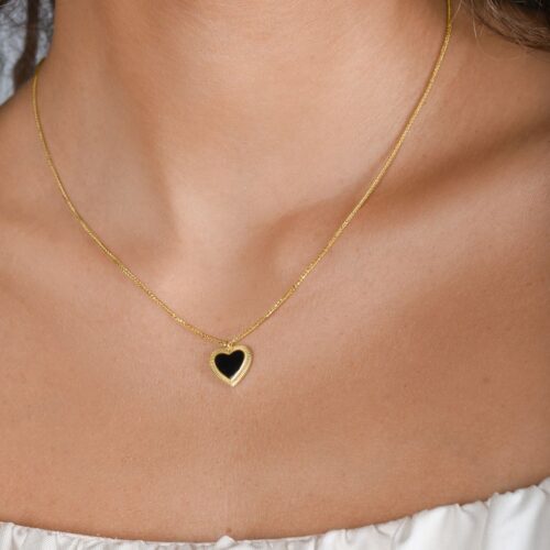 שרשרת לב וינטאג׳ עם מסגרת עדינה ואמייל שחור