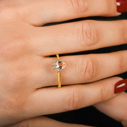 טבעת עם אבן מורגנייט ורודה בחיתוך טיפה וכתר יהלומים לבנים