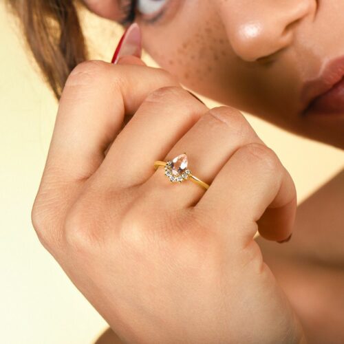 טבעת עם אבן מורגנייט ורודה בחיתוך טיפה וכתר יהלומים לבנים