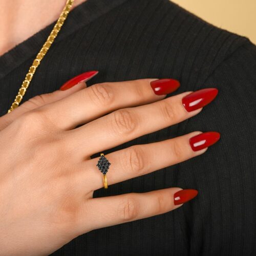 טבעת יהלומים שחורים של סבתא מינה