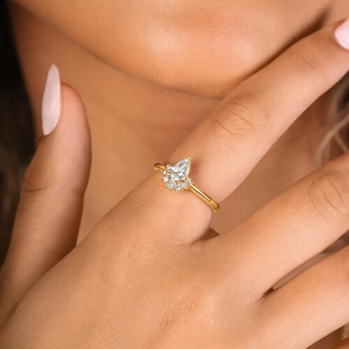 טבעת יהלום לבן בחיתוך טיפה עם כתר יהלומים לבנים – יהלומי מעבדה