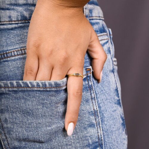 טבעת עדינה משובצת יהלום אפור בחיתוך אובל ויהלומים לבנים בצדדים