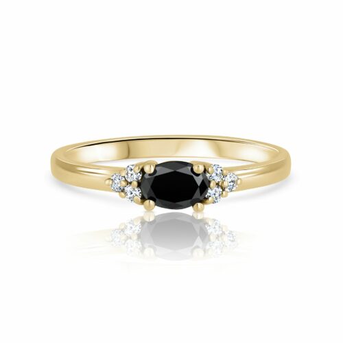 טבעת עדינה משובצת יהלום שחור בחיתוך אובל ויהלומים לבנים בצדדים
