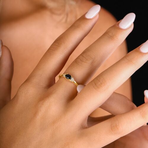 טבעת עדינה משובצת יהלום שחור בחיתוך אובל ויהלומים לבנים בצדדים