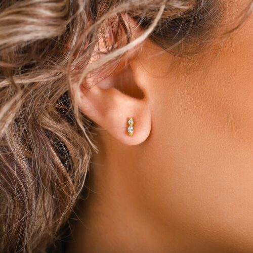 עגיל צמוד עדין - יהלום עגול ויהלום מרקיזה לבן