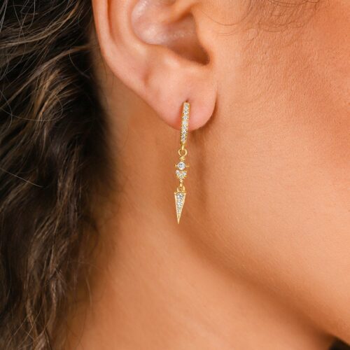 עגילי חישוק משובצים יהלומים לבנים עם יהלום פרינסס לבן תלוי ו3 יהלומים עגולים מחוברים לקונוס משובץ יהלומים