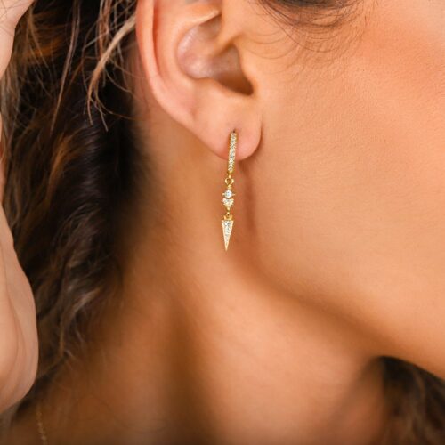 עגילי חישוק משובצים יהלומים לבנים עם יהלום פרינסס לבן תלוי ו3 יהלומים עגולים מחוברים לקונוס משובץ יהלומים