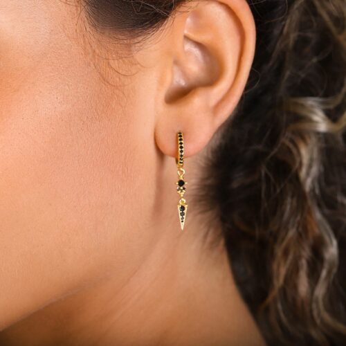 עגילי חישוק משובצים יהלומים שחורים עם יהלום פרינסס שחור תלוי ו3 יהלומים עגולים מחוברים לקונוס משובץ יהלומים