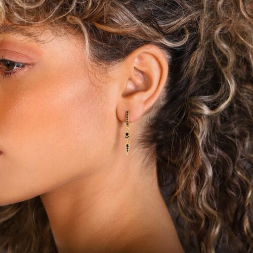 עגילי חישוק משובצים יהלומים שחורים עם יהלום פרינסס שחור תלוי ו3 יהלומים עגולים מחוברים לקונוס משובץ יהלומים