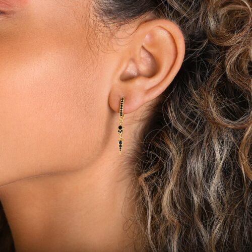 עגילי חישוק משובצים יהלומים שחורים עם יהלום פרינסס שחור תלוי ו3 יהלומים עגולים מחוברים לקונוס משובץ יהלומים