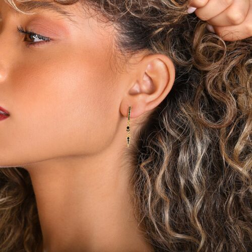 עגילי חישוק משובצים יהלומים שחורים עם יהלום פרינסס שחור תלוי ו3 יהלומים עגולים מחוברים לקונוס משובץ יהלומים