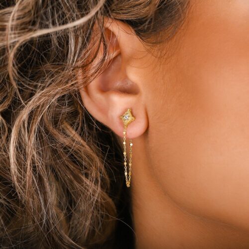 עגילי מעויין וינטאג׳ משובץ יהלום לבן ושרשרת זהב מיוחדת מחוברת לסוגר