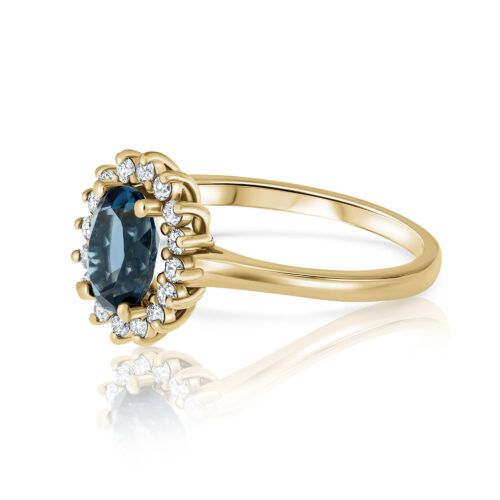 טבעת בלו טופז אובלי עם יהלומים לבנים מסביב