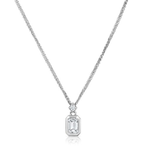 שרשרת יהלום מעבדה לבן בחיתוך אמרלד עם מסגרת זהב מושלמת ומעויין מעוצב מעל