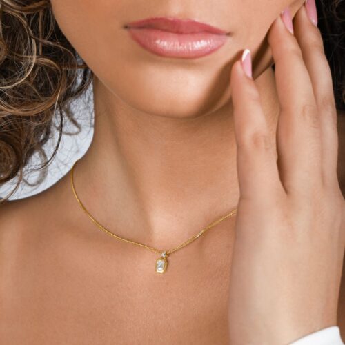 שרשרת יהלום מעבדה לבן בחיתוך אמרלד עם מסגרת זהב מושלמת ומעויין מעוצב מעל