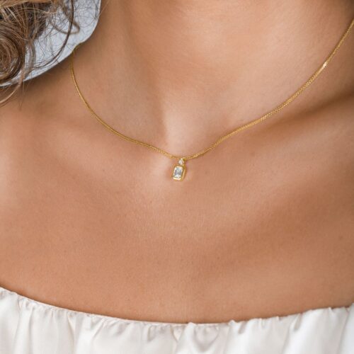 שרשרת יהלום מעבדה לבן בחיתוך אמרלד עם מסגרת זהב מושלמת ומעויין מעוצב מעל