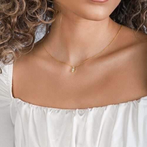 שרשרת יהלום מעבדה לבן בחיתוך אמרלד עם מסגרת זהב מושלמת ומעויין מעוצב מעל