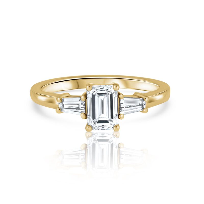 טבעת 3 סטון מושלמת אמרלד קאט יהלומי טייפרים בצדדים – יהלומי מעבדה