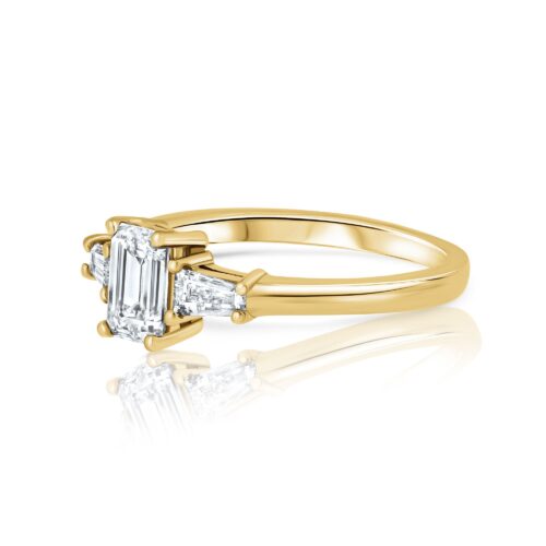 טבעת 3 סטון מושלמת אמרלד קאט יהלומי טייפרים בצדדים – יהלומי מעבדה