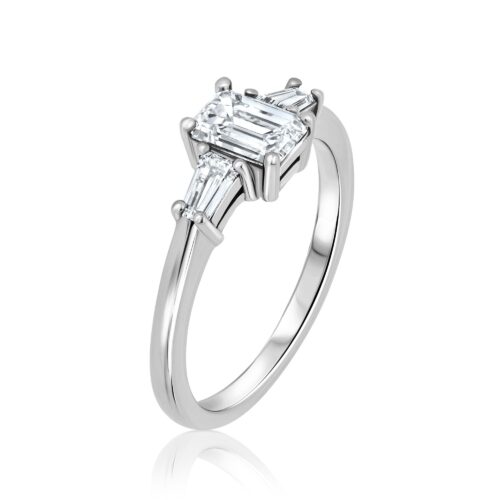 טבעת 3 סטון מושלמת אמרלד קאט יהלומי טייפרים בצדדים – יהלומי מעבדה