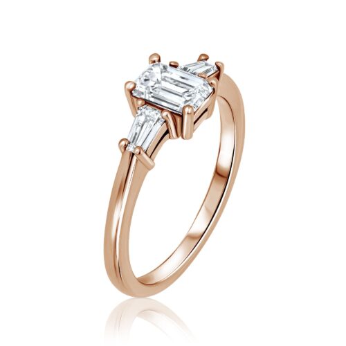 טבעת 3 סטון מושלמת אמרלד קאט יהלומי טייפרים בצדדים – יהלומי מעבדה