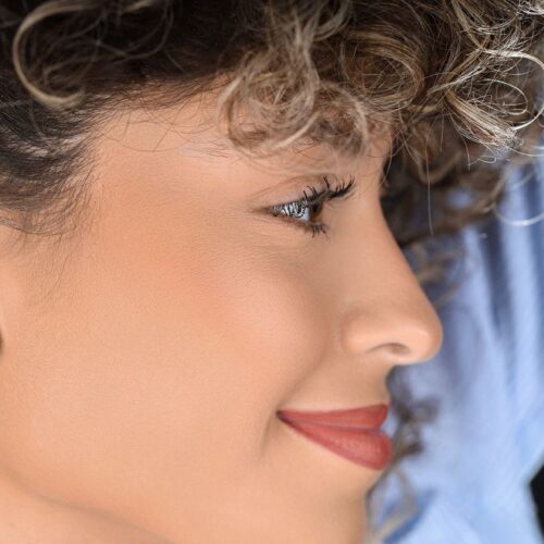 עגיל צמוד פרח קטן ועדין עם 4 יהלומים לבנים