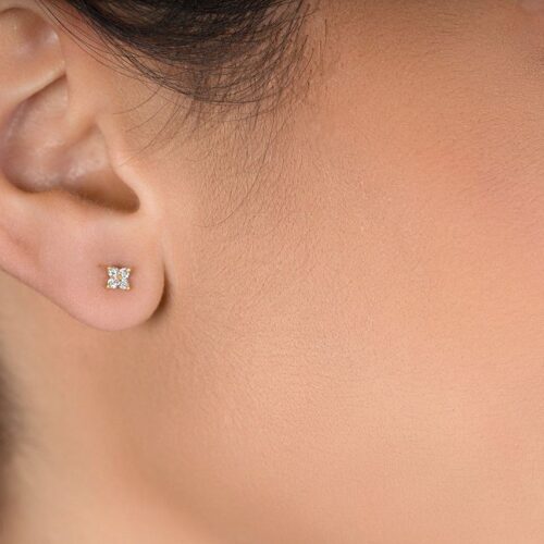 עגיל צמוד פרח קטן ועדין עם 4 יהלומים לבנים