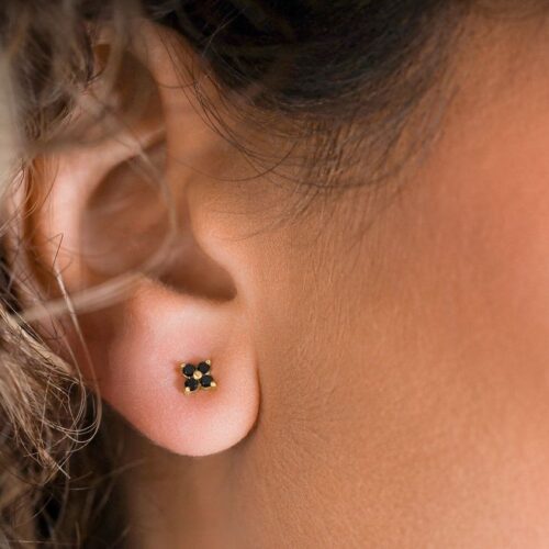 עגיל צמוד פרח קטן ועדין עם 4 יהלומים שחורים