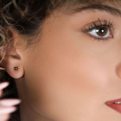 עגיל צמוד פרח קטן ועדין עם 4 יהלומים שחורים