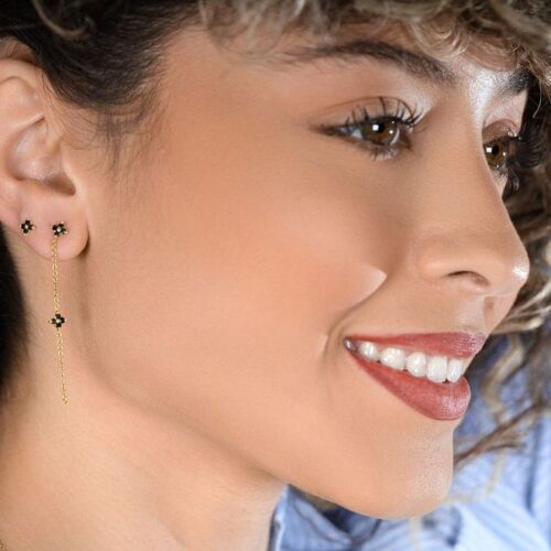 עגיל פרח כפול עם שרשרת ארוכה ועדינה משובץ יהלומים שחורים