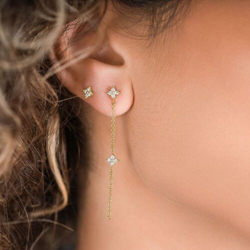 עגיל פרח כפול עם שרשרת עדינה משובץ יהלומים לבנים