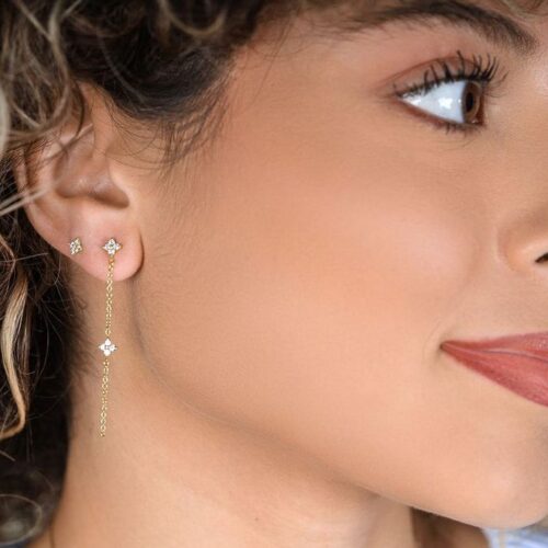 עגיל פרח כפול עם שרשרת עדינה משובץ יהלומים לבנים