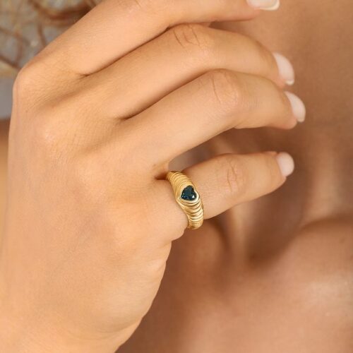 טבעת חותם מיוחדת משובצת לב בלו טופז - מהדורה מוגבלת