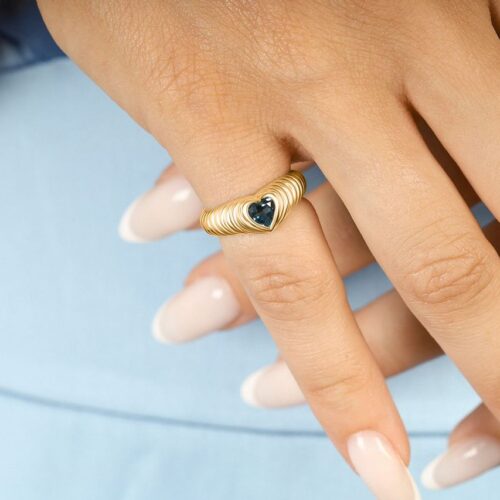 טבעת חותם מיוחדת משובצת לב בלו טופז - מהדורה מוגבלת