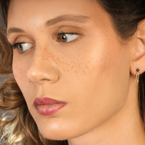 עגיל פרח קטן ועדין עם קונוס תלוי משובץ יהלומים שחורים