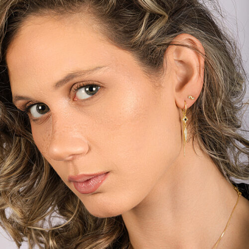 עגיל חצי חישוק עם שרשרת מחובר לתליון פרח יהלומים מושלם וקונוס משובץ יהלומים שחורים