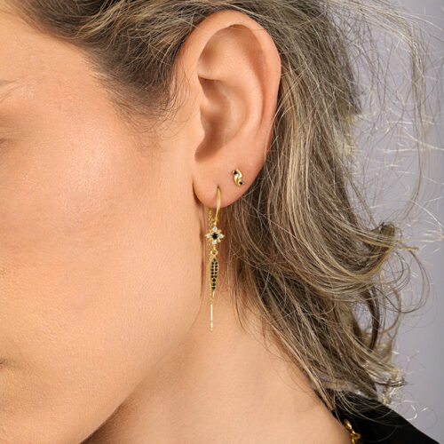 עגיל חצי חישוק עם שרשרת מחובר לתליון פרח יהלומים מושלם וקונוס משובץ יהלומים שחורים