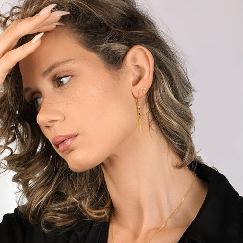 עגיל חצי חישוק עם 3 יהלומים שחורים בשיבוץ מיוחד עם תליון לב מזהב