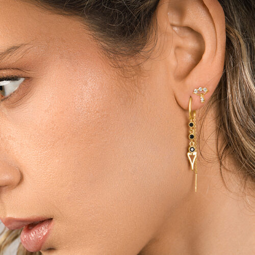 עגיל חצי חישוק עם 3 יהלומים שחורים בשיבוץ מיוחד עם תליון לב מזהב