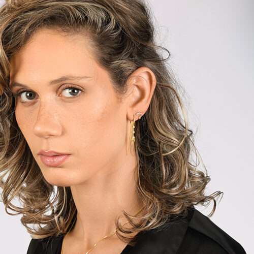 עגיל חצי חישוק עם 3 יהלומים לבנים בשיבוץ מיוחד עם תליון לב מזהב