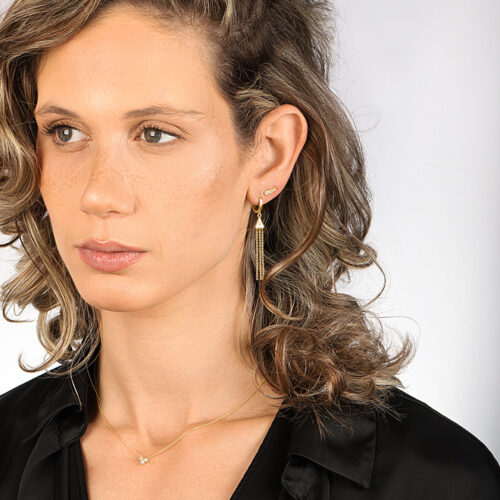 עגיל חישוק עם תליון משולש עם יהלום עגול ו 3 שרשראות זהב ארוכות