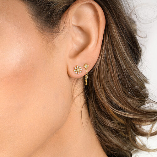 עגיל ריבוע וינטאג׳ עדין עם שרשרת זהב מיוחדת משובצת יהלום לבן